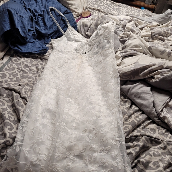 White flower and leaf dress - Picture 16 of 16